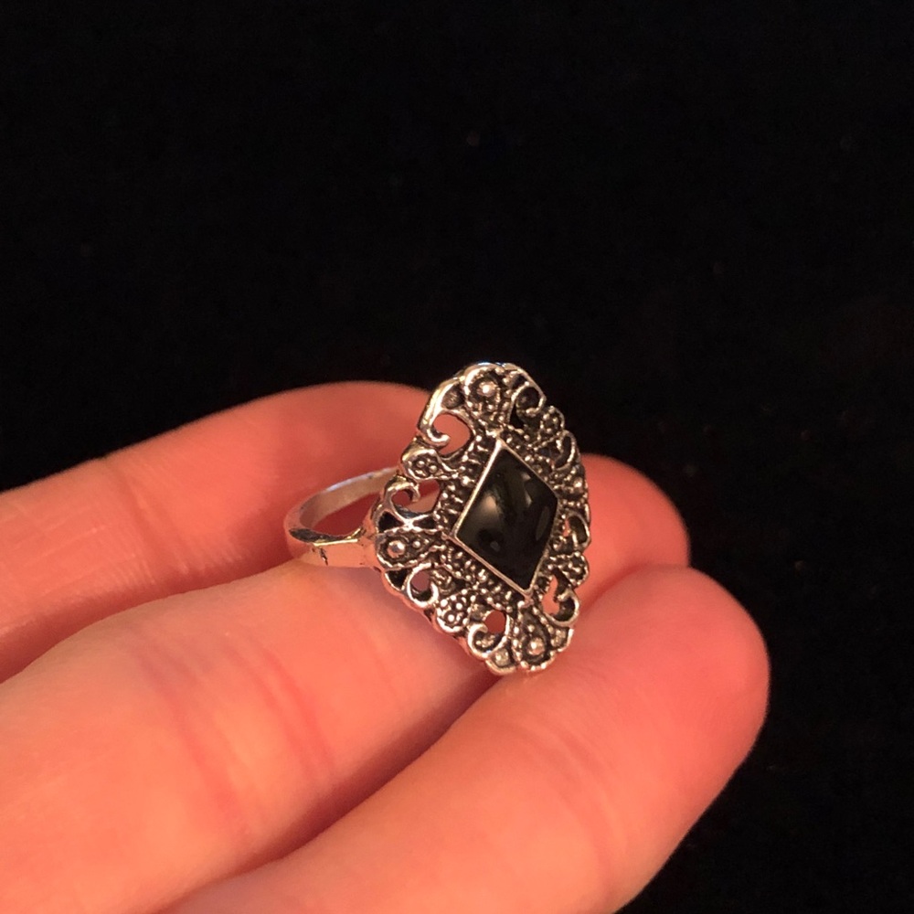 Elegant Black Silver Ring - Picture 5 of 8
